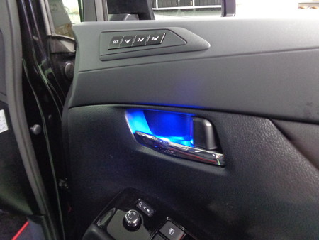 ヴェルファイア　ドアノブＬＥＤ取付　ブルー　運転席側