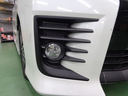 ヴォクシー８０系専用カーボンシート　フォグランプパネルガーニッシュ右