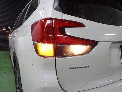 フォレスターＳＫ９　テールフィルム　ブラックスモーク貼り込み　点灯時