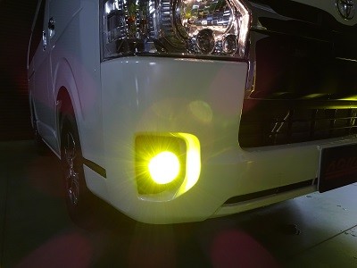 ハイエース新車販売 フォグイエロー取付