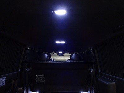 ハイエース新車販売 ルームランプＬＥＤ取付
