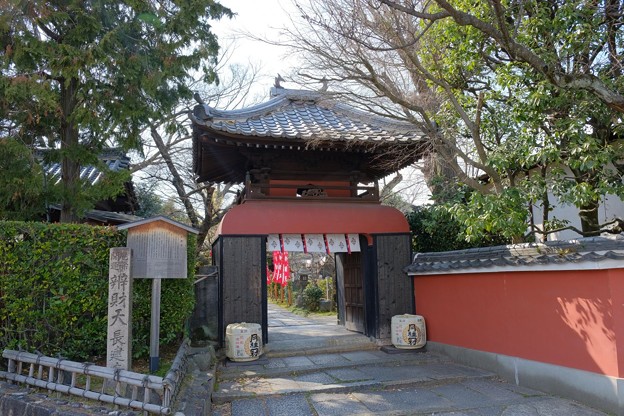 濠川（宇治川派流）沿いの長建寺