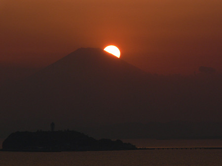 富士山頂に沈む日輪0406ta