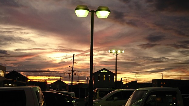 Photos: 駐車場の夕焼け