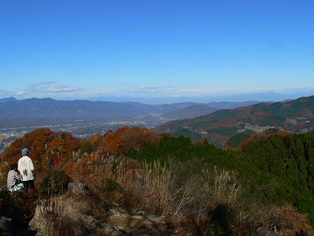 遠く山並