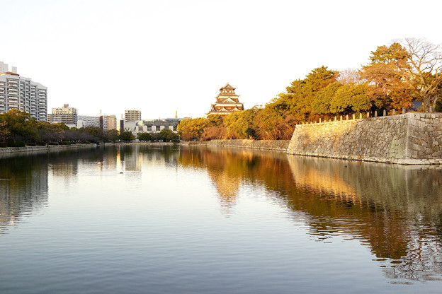 照れる広島城