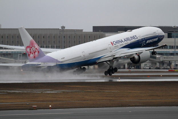 B777 CAL 雨のtakeoff
