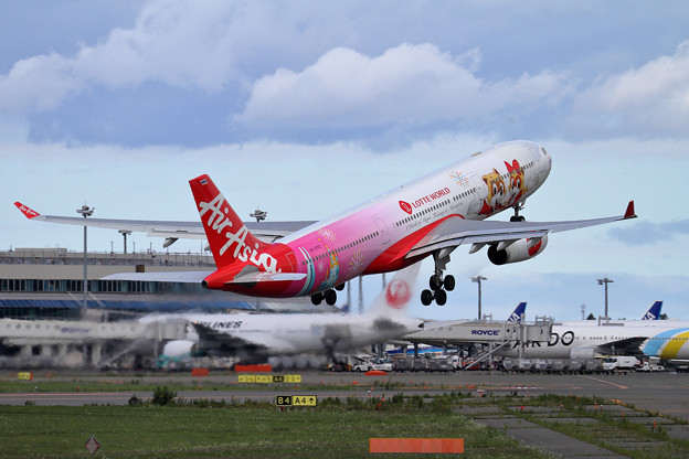 A330 ThaiAirAsiaX Lotte World livery HS-XTD (3)