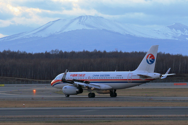 A319 CES B-6456と樽前山