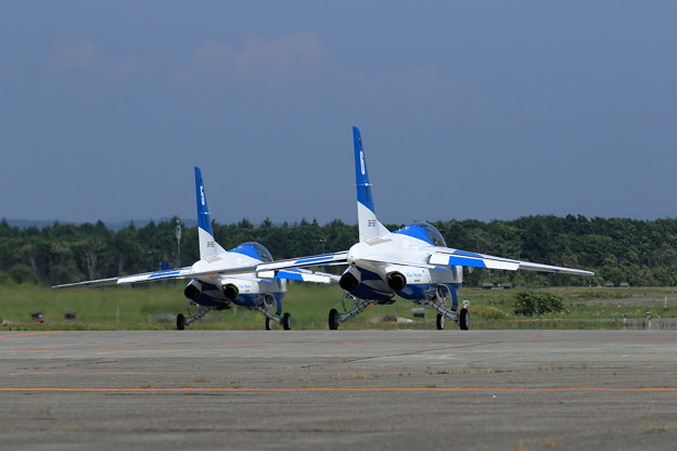 Photos: T-4 Blue Impulse 692/697 2機での展示飛行(4)