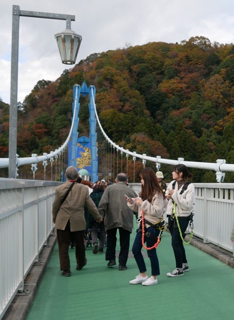 写真: 15橋を戻るとき、先程バンジーした女性と会いました。
