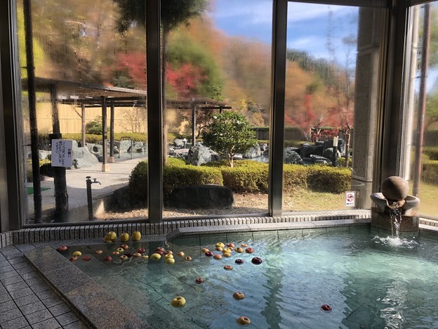 写真: 17奥久慈はリンゴも名産なようで、湯船にもリンゴが！