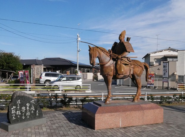 写真: 24勿来駅前には源義家の銅像と歌碑がありました。