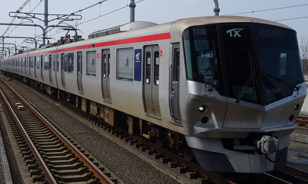 首都圏新都市鉄道つくばｴｸｽﾌﾟﾚｽ線TX-2000系(第65回ﾌｼﾞﾃﾚﾋﾞ賞ｽﾌﾟﾘﾝｸﾞｽﾃｰｸｽ(GII)当日)