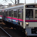 多磨霊園駅を通過する京王線系統7000系