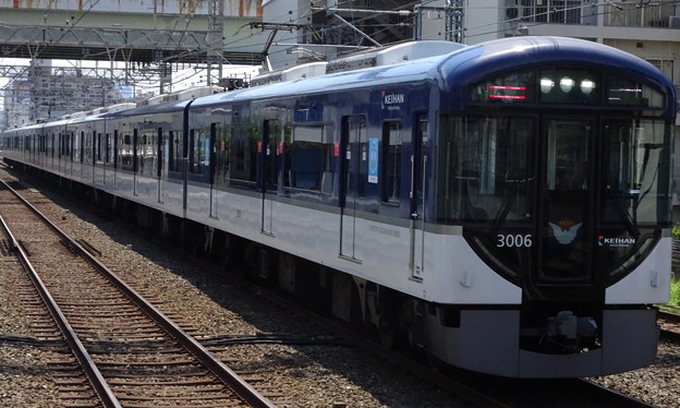 京阪電車3000系(森小路駅通過列車)