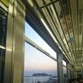 江ノ電の車窓から見える江の島