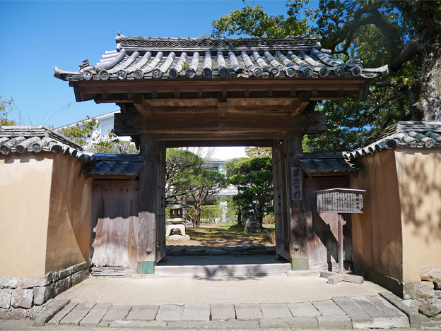 藩校の門