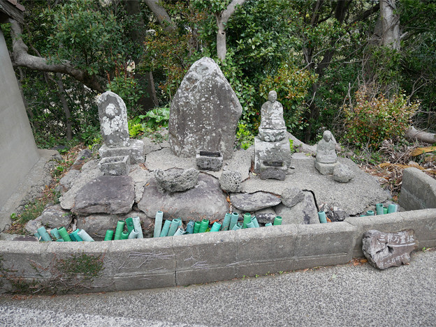 平戸市・春日集落の三界萬霊塔へ (5)