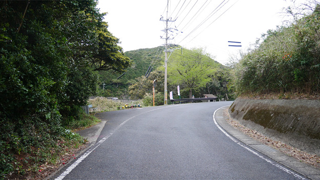 平戸市・春日集落の三界萬霊塔へ (1)