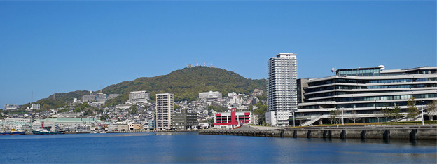 長崎港ターミナルから見た稲佐山