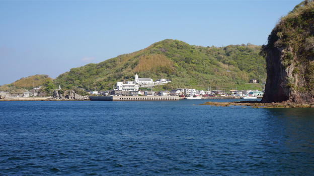 海上から見た神ノ島教会と岬の聖母像 (1)