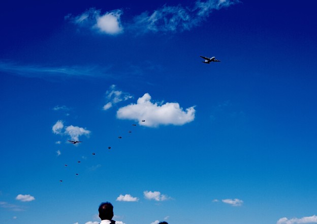 横田基地上空。。米軍C-130Hハーキュリーズから落下傘降下デモストレーション。。