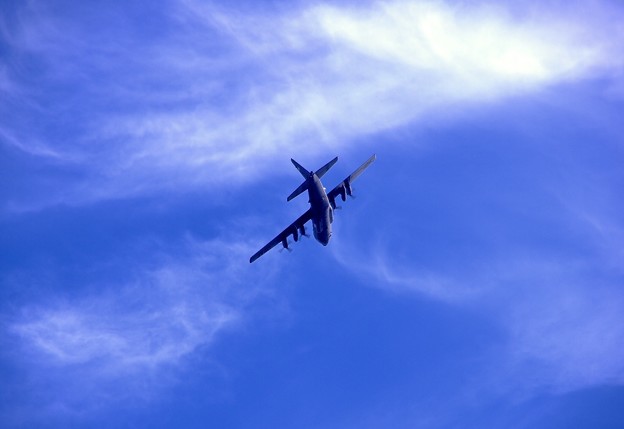 横田の青空へ。。米軍機C-130Hハーキュリーズ。。