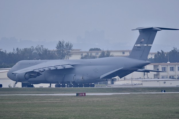 小雨混じりの嘉手納基地。。トラビスのC-5ギャラクシー飛来(2) 20180109