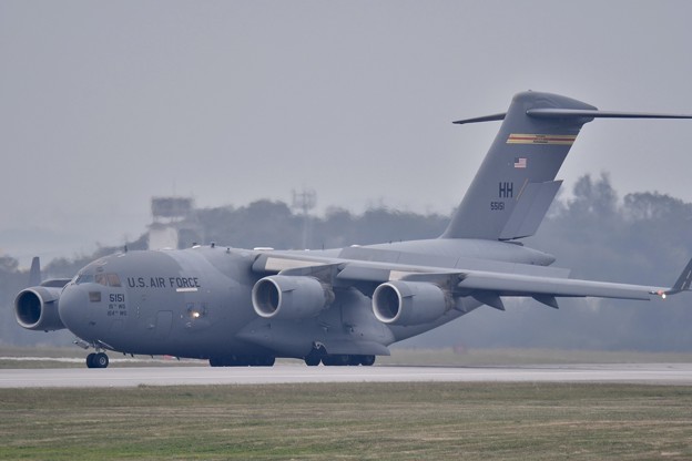 小雨混じりの嘉手納基地。。ヒッカムのC-17グローブマスター飛来(2) 20180109