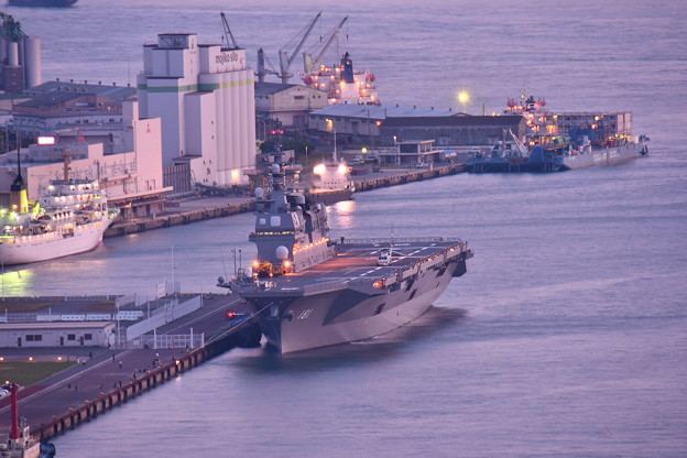 Photos: 門司港の夕暮れ。。護衛艦ひゅうが 20180602