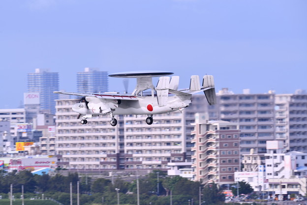 那覇市内の街並みをアプローチ 空自E-2CE-2Cホークアイ 20180617