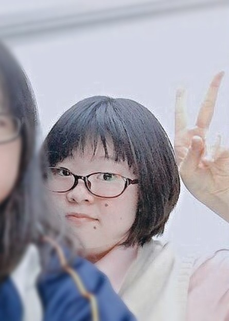 写真: 肩からひょっこり♪長田未奈