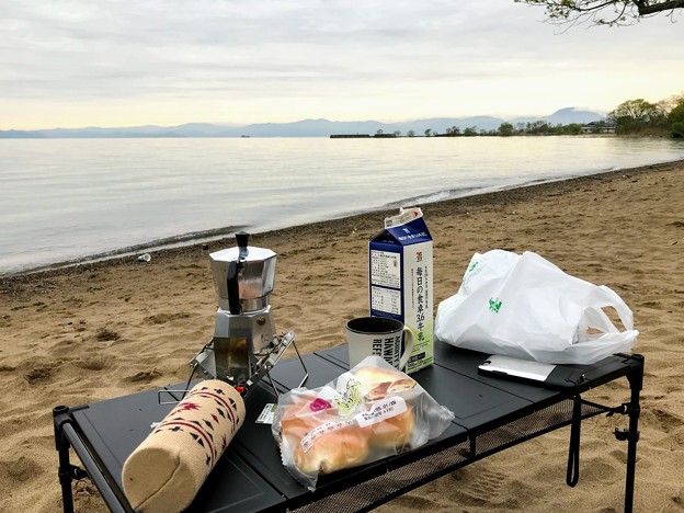 喧騒を避けて　静かな琵琶湖湖畔で朝食