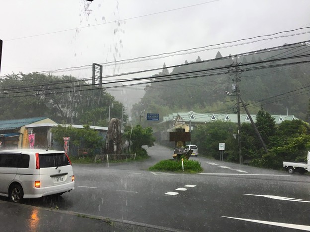 滝のような雨