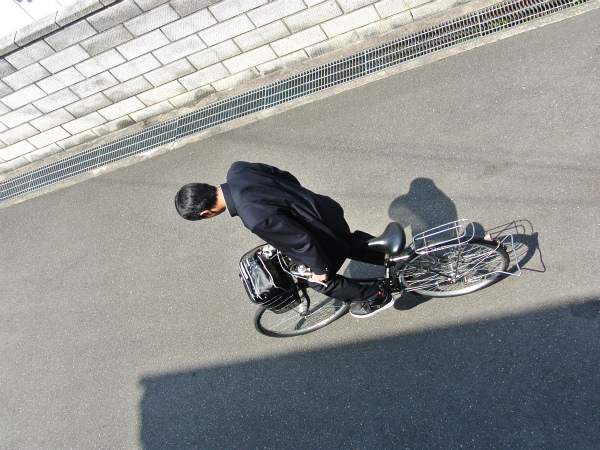 新しい制服に身を包んで自転車で学校へ向かう長男
