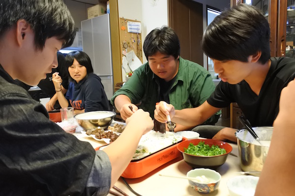 電気式のたこ焼き器は火加減調整も不要で順調に焼ける