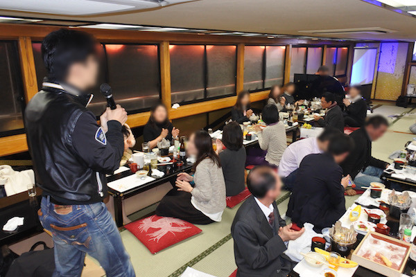 船内ではカラオケでも盛り上がる