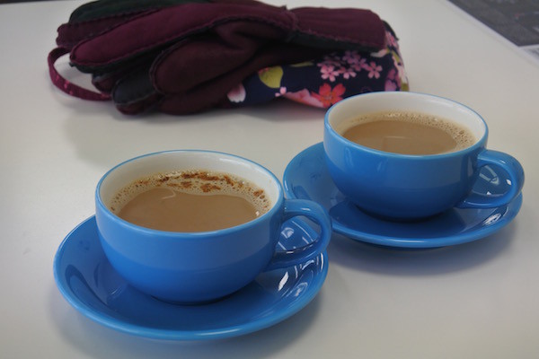 いつもの看板娘さんが可愛いカップでコーヒーをサービス いつもの看板娘さんが可愛いカップでコーヒーをサービス