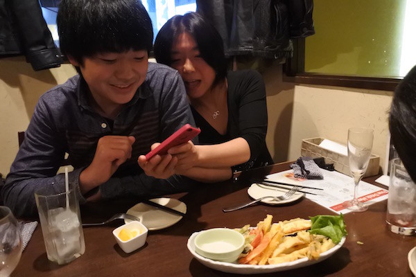 料理が出るたびに撮影が終わるまで「お預け」 料理が出るたびに撮影が終わるまで「お預け」