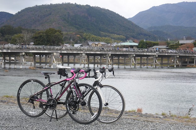 渡月橋をバックにロードバイクと記念撮影