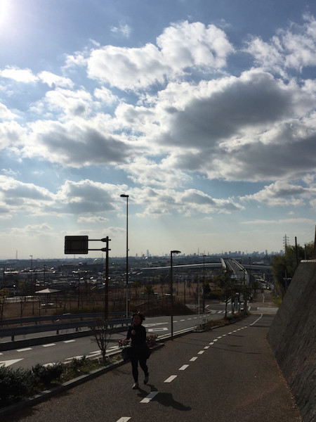 結構な坂道もある５kmコースを家内と一緒にラン