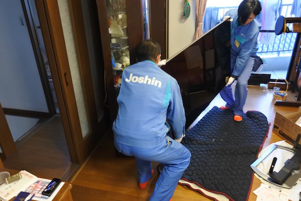 二人のプロの手でブラウン管から液晶へテレビを入れ替え