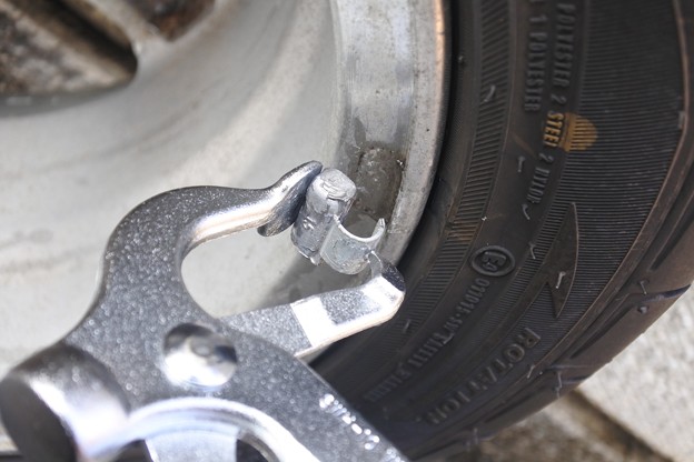 以外と¥2,560円もするホイールのバランスウェイトを外す工具