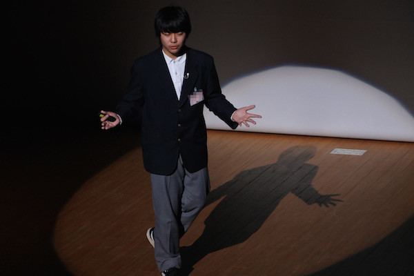 広い会場でも堂々と話す次男