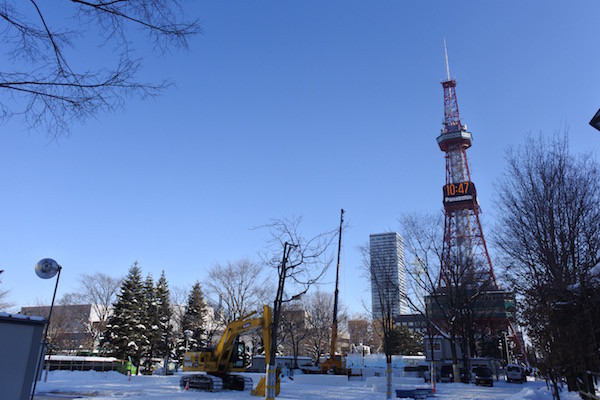 さっぽろテレビ塔の前も重機で雪まつりの準備中