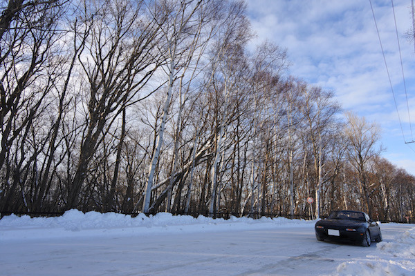 青空と白樺並木と一面の銀世界の中のロードスターVR-B 青空と白樺並木と一面の銀世界の中のロードスターVR-B