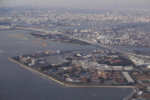 東京ディズニーランド＆シーを眺めながら羽田空港に到着