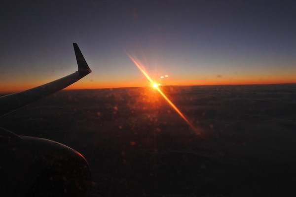 飛行中の機内から夕日を眺めて、