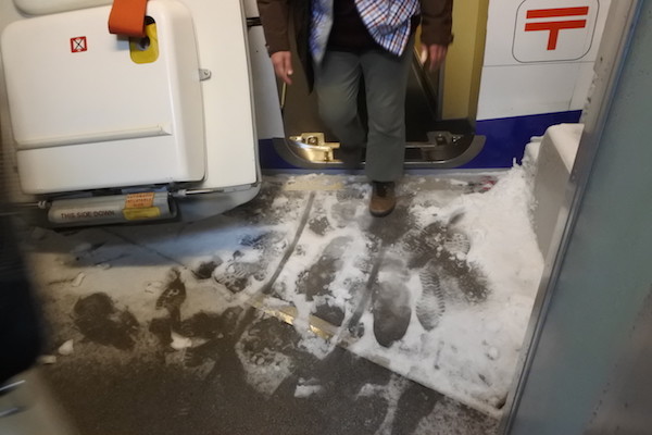 羽田空港が雪化粧